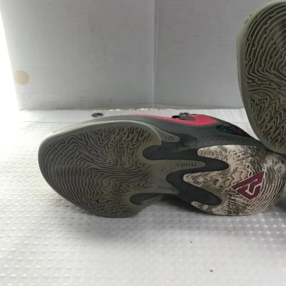 NIKE YOUTH STAY FREAKY SNEAKER SIZE 7Y